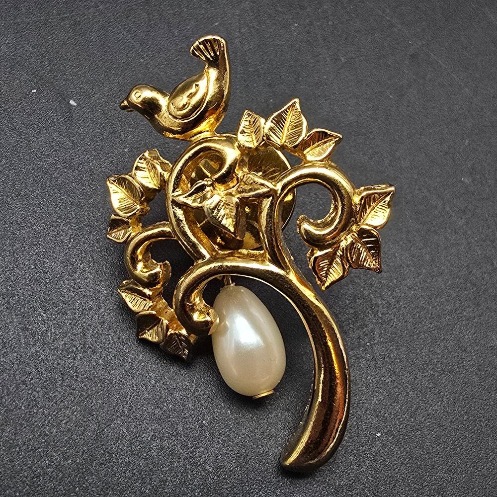 Avon Partidge Pear Tree Pin Gold Tone Vintage Christmas Jewelry
